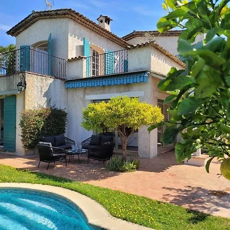Casa de Férias Les Pins : De Charme Avec Piscine *