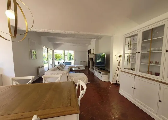 Les Pins : De Charme Avec Piscine Жюан-ле-Пен